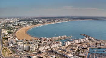 Vue panoramique sur la Marina et la plage d'Agadir depuis la Kasbah