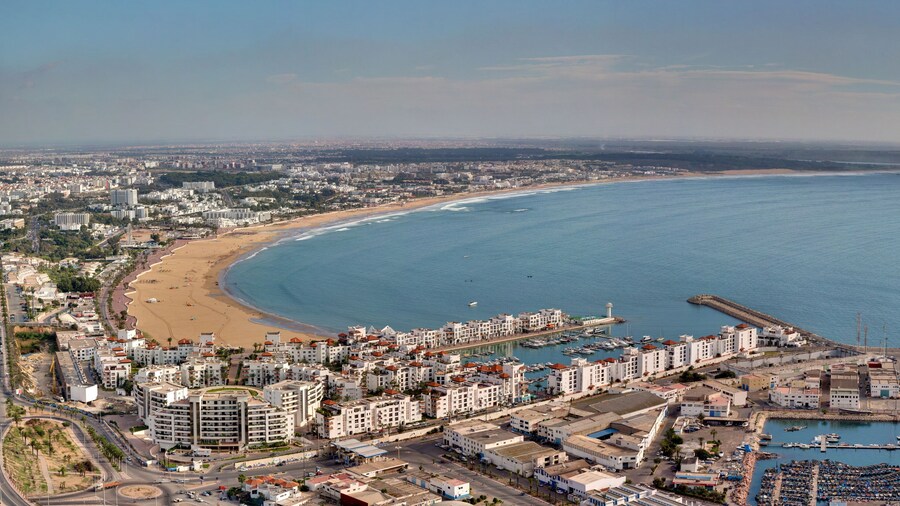 Vue panoramique sur la Marina et la plage d'Agadir depuis la Kasbah