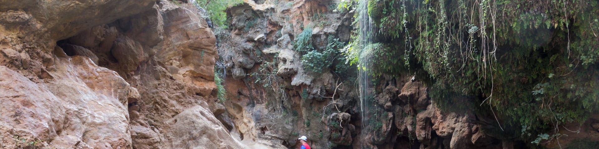I was there last march with a group of friends. At first it looks like an old dry waterfall, we hiked for a few minutes and found this amazing colorful spot. Great peaceful place to have some rest and fuel up on energy !
#BvSSpring