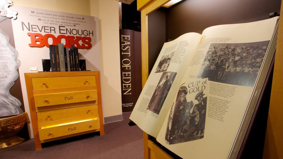 Exhibición de libros con los títulos 'Never Enough Books' y 'East of Eden'.