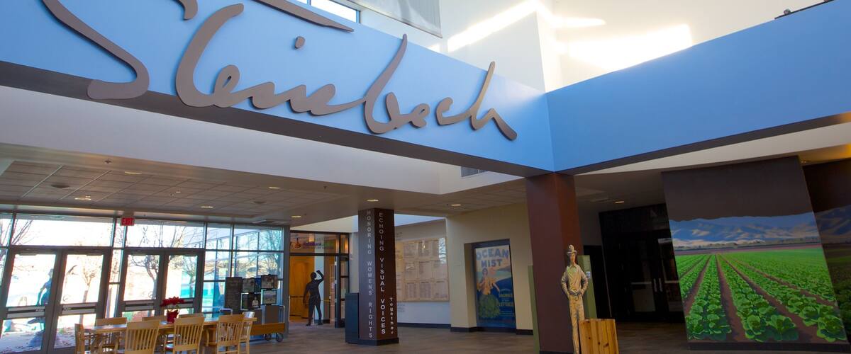 National Steinbeck Center qui includes architecture moderne, vues intérieures et signalisation