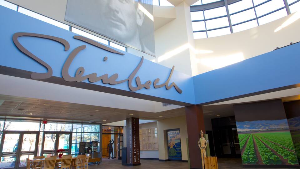 Det nasjonale Steinbeck-senteret som inkluderer moderne arkitektur, innendørs og skilt