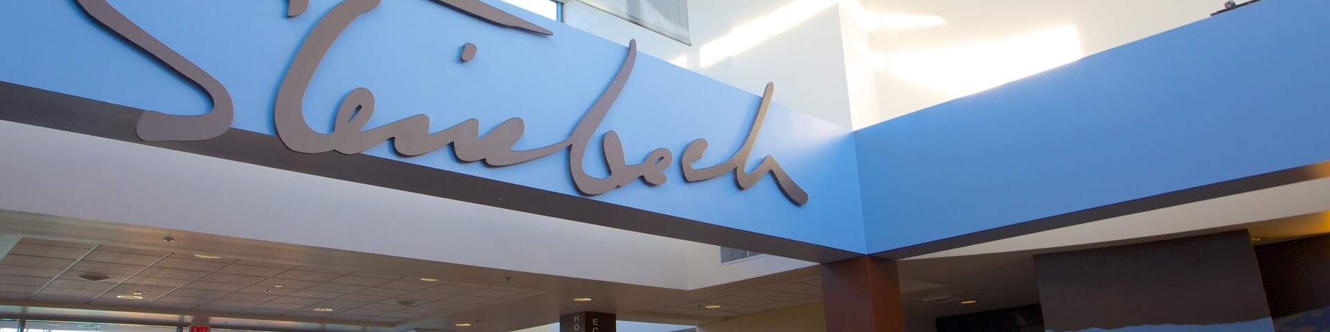 National Steinbeck Center que incluye vista interna, señalización y arquitectura moderna