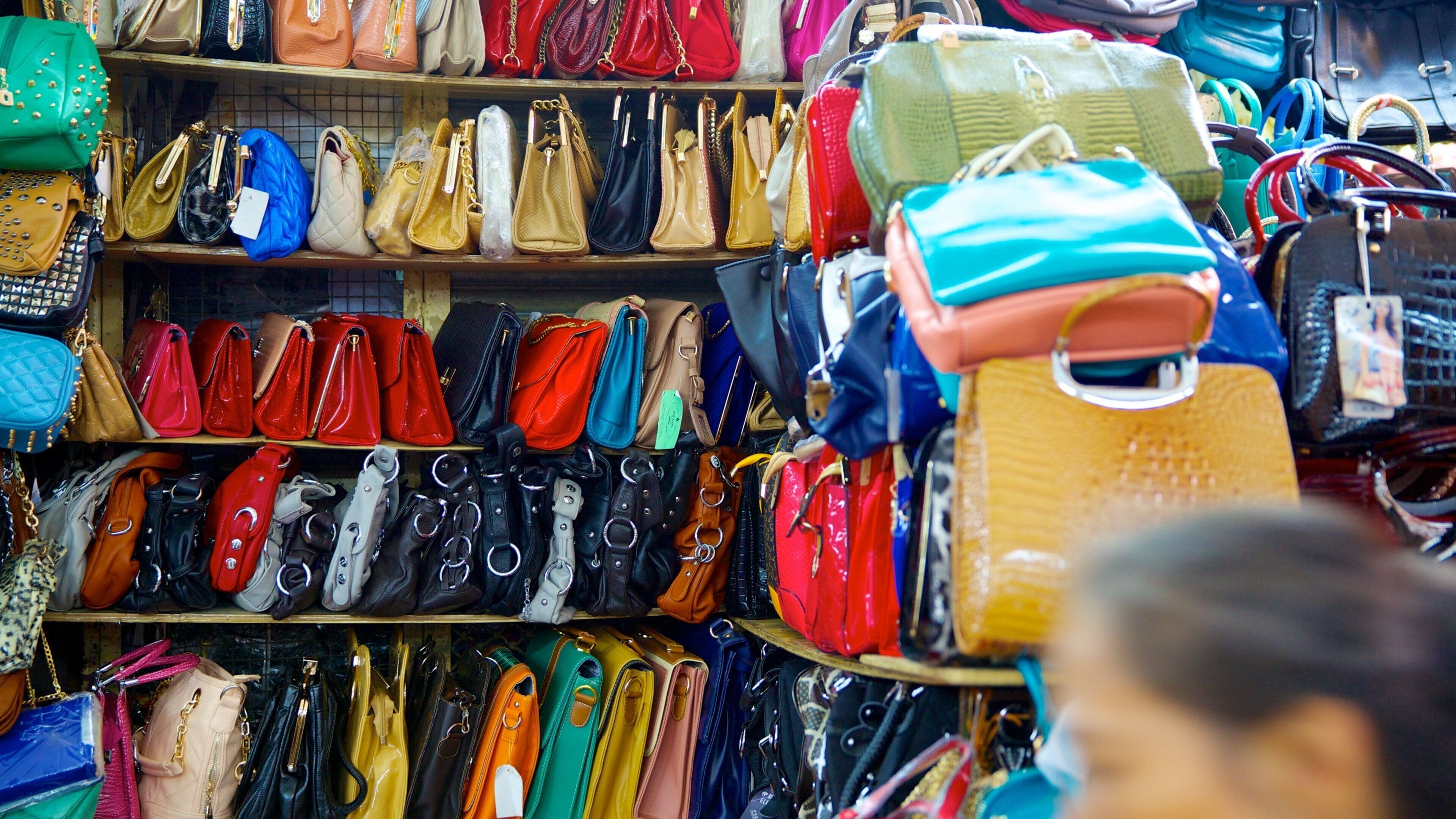 ドンスワン市場 フィーチャー マーケット と 屋内の眺め