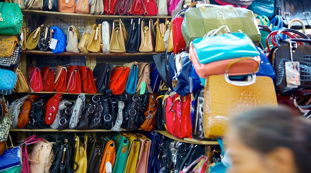 ドンスワン市場 フィーチャー マーケット と 屋内の眺め