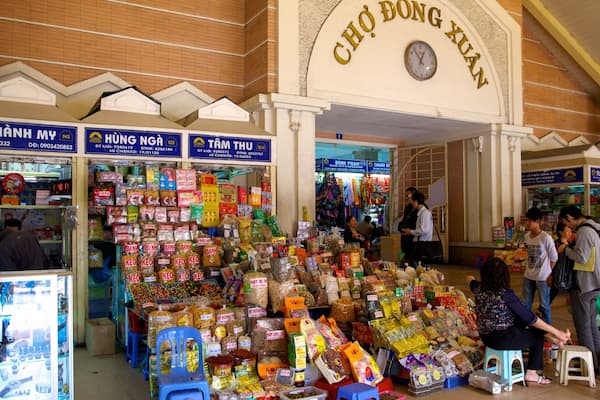 Ein Markt mit verschiedenen Ständen, an denen Speisen und Getränke verkauft werden.