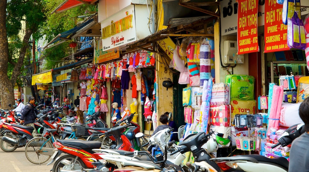 Dong Xuan Market showing a city, street scenes and markets
