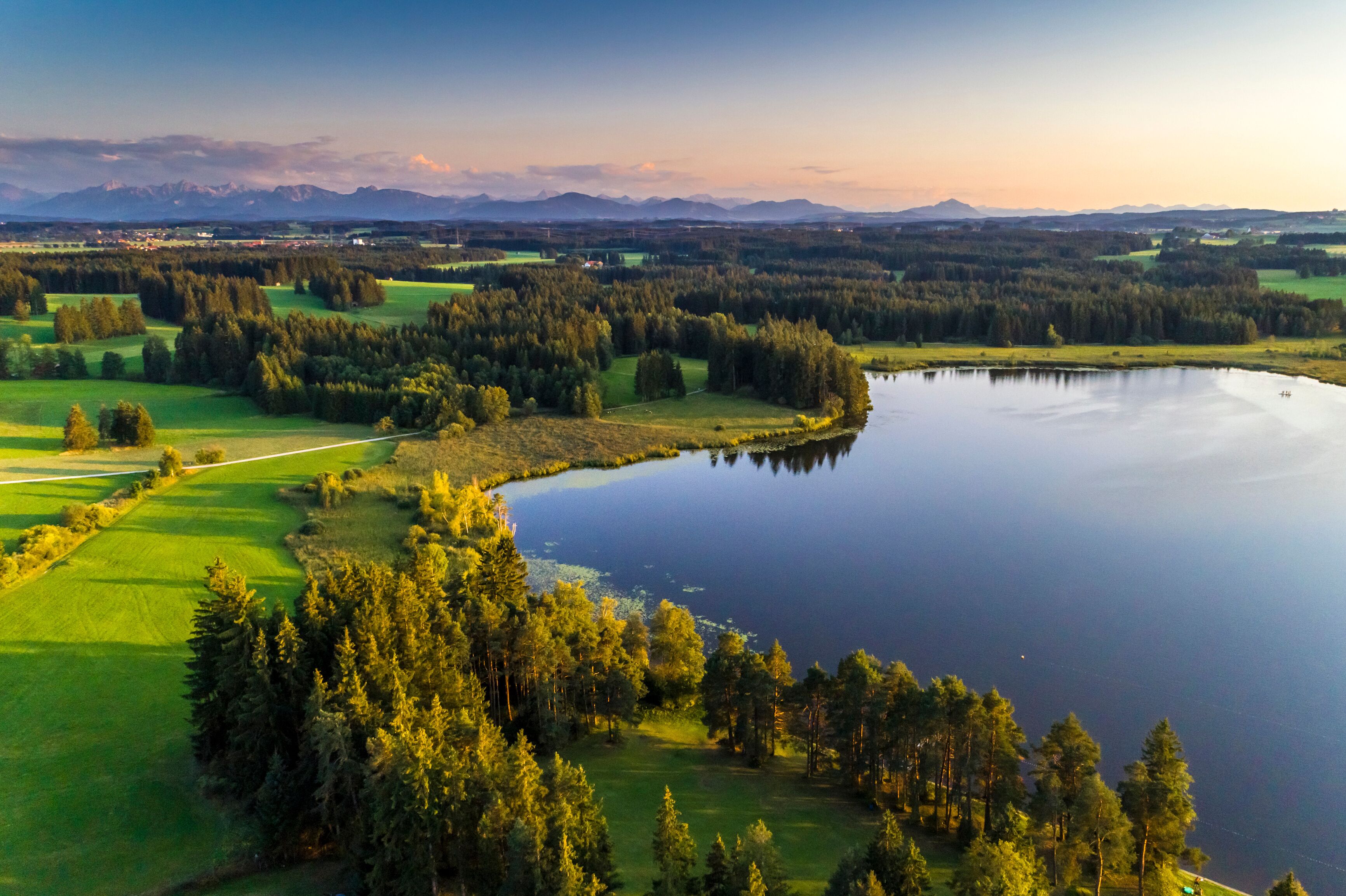 Deutschland, Bayern, Allgäu, Luftaufnahme vom Elbsee mit Alpenpanorama