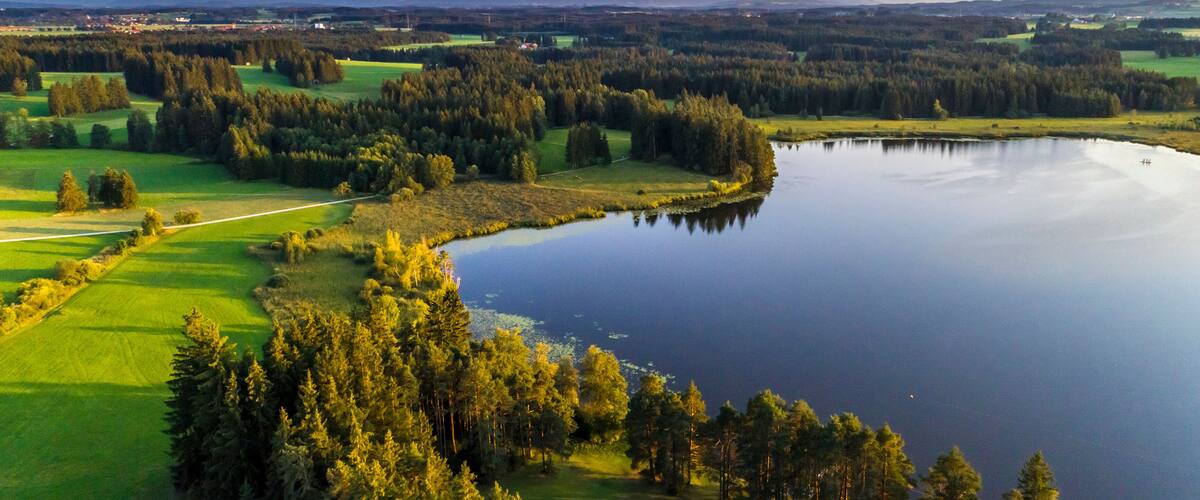 Deutschland, Bayern, Allgäu, Luftaufnahme vom Elbsee mit Alpenpanorama
