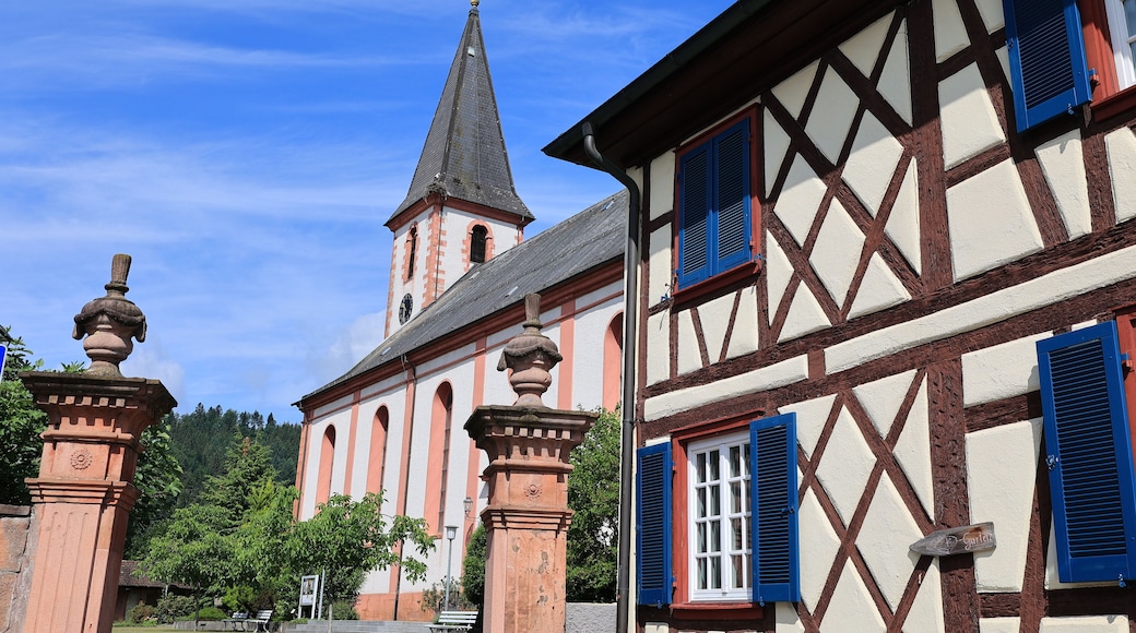 Blick auf die Katholische Stadtpfarrkirche Sankt Symphorian im Zentrum der Stadt Zell am Harmersbach im Schwarzwald