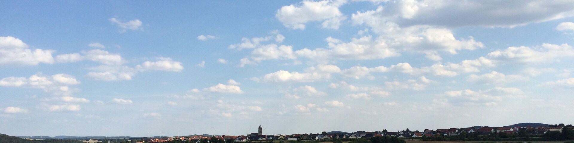 Der Volkmarser Weg (V) zwischen der (nicht mehr erhaltenen) Viesebecker Warte und dem Solarpark Wolfhagen mit Blick auf Wolfhagen