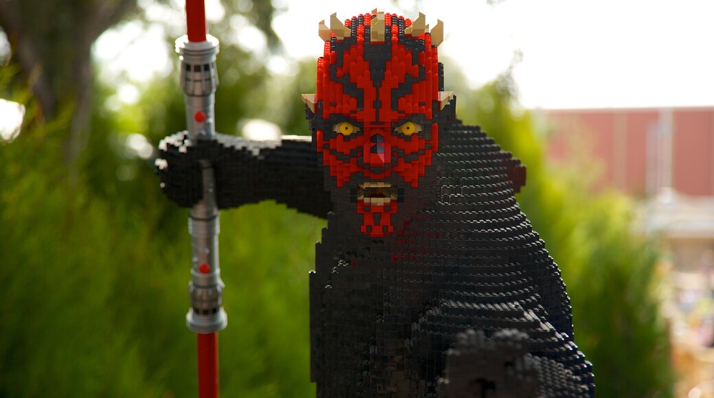 Legoland Florida montrant manÚges, art extérieur et une statue ou une sculpture