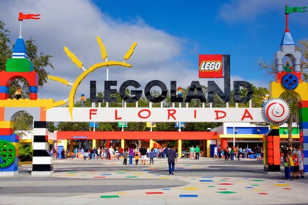 L’entrée de LEGO Florida, avec ses structures LEGO aux couleurs vives et un grand panneau LEGO.