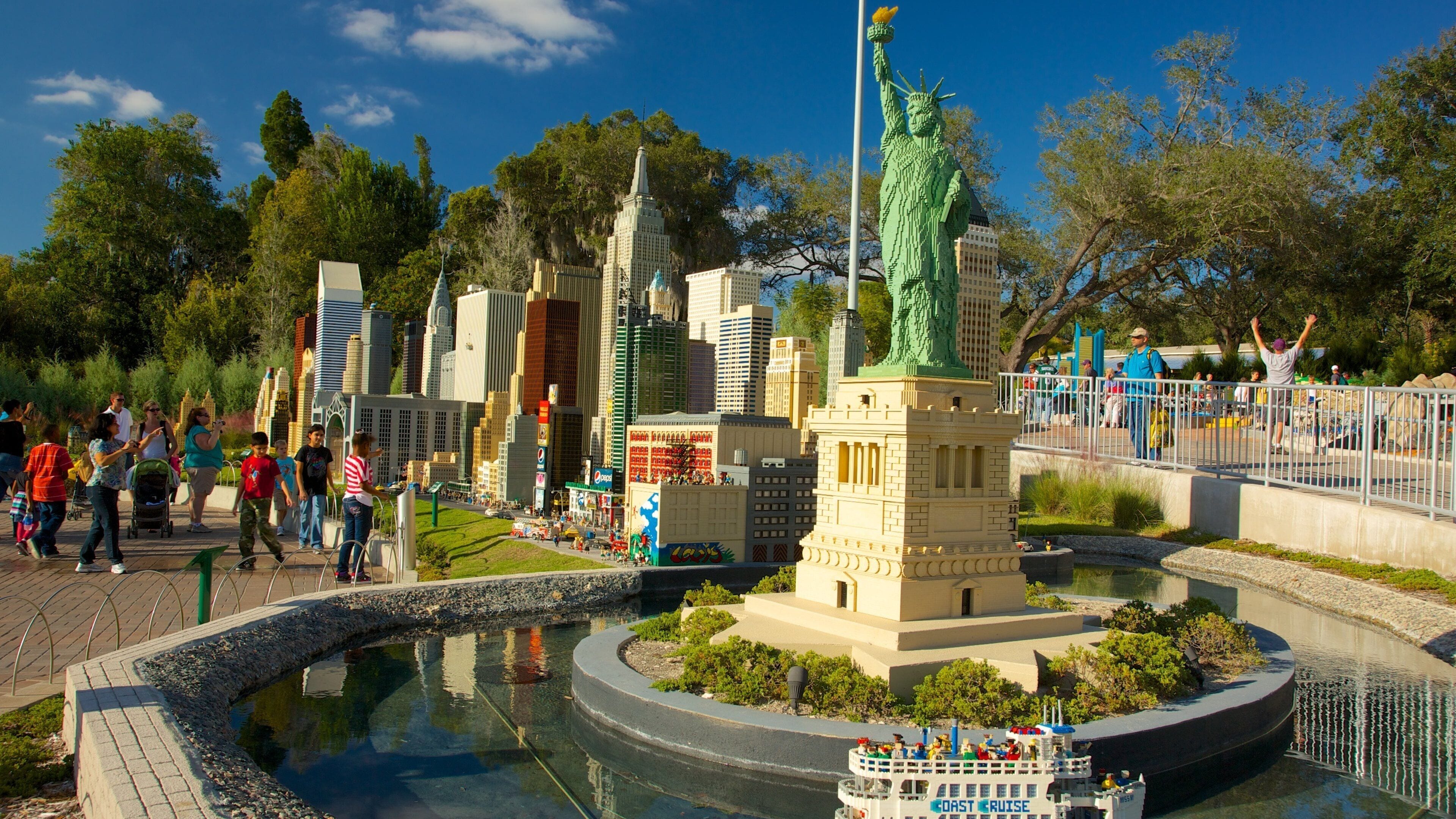 Ein LEGO-Modell einer Stadtlandschaft mit einer Nachbildung der Freiheitsstatue und einem Kreuzfahrtschiff.