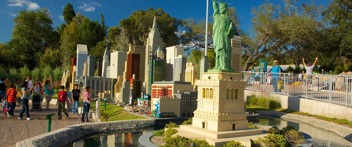 Legoland Florida mostrando paseos, una estatua o escultura y un parque