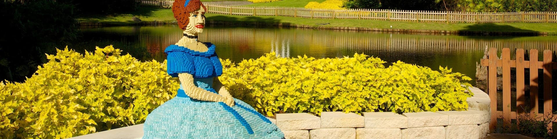 Legoland Florida joka esittää puutarha, lampi ja maisemat