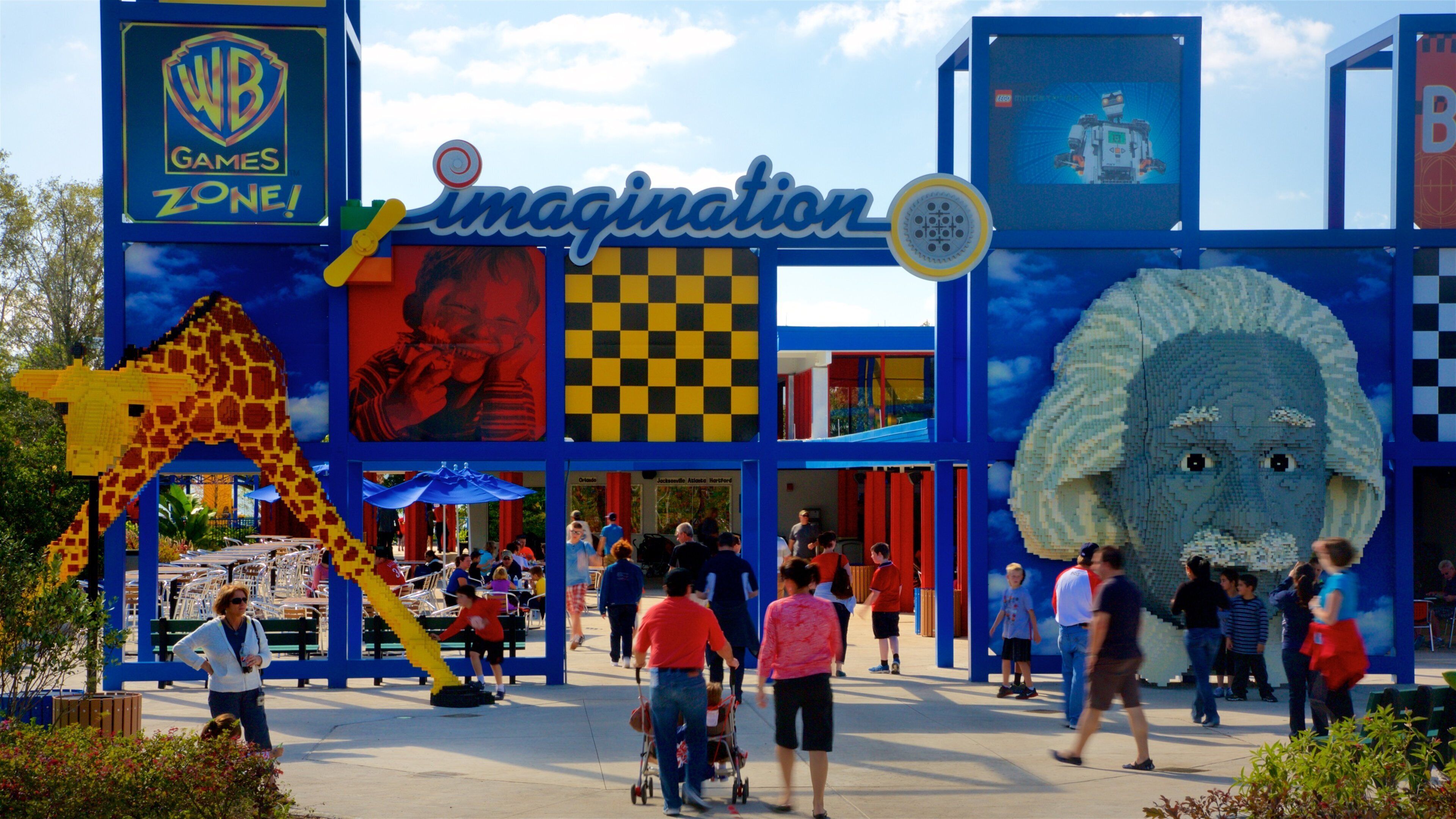 Legoland Florida som omfatter forlystelser såvel som en lille gruppe mennesker