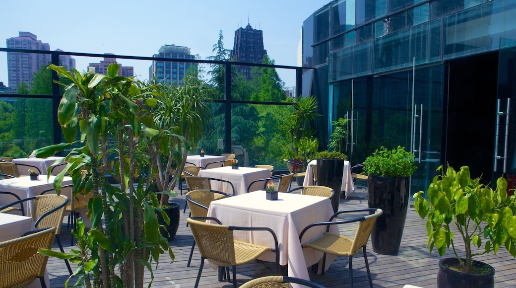 Museo MOCA de Shanghái que incluye escenas de café, restaurantes y comidas al aire libre