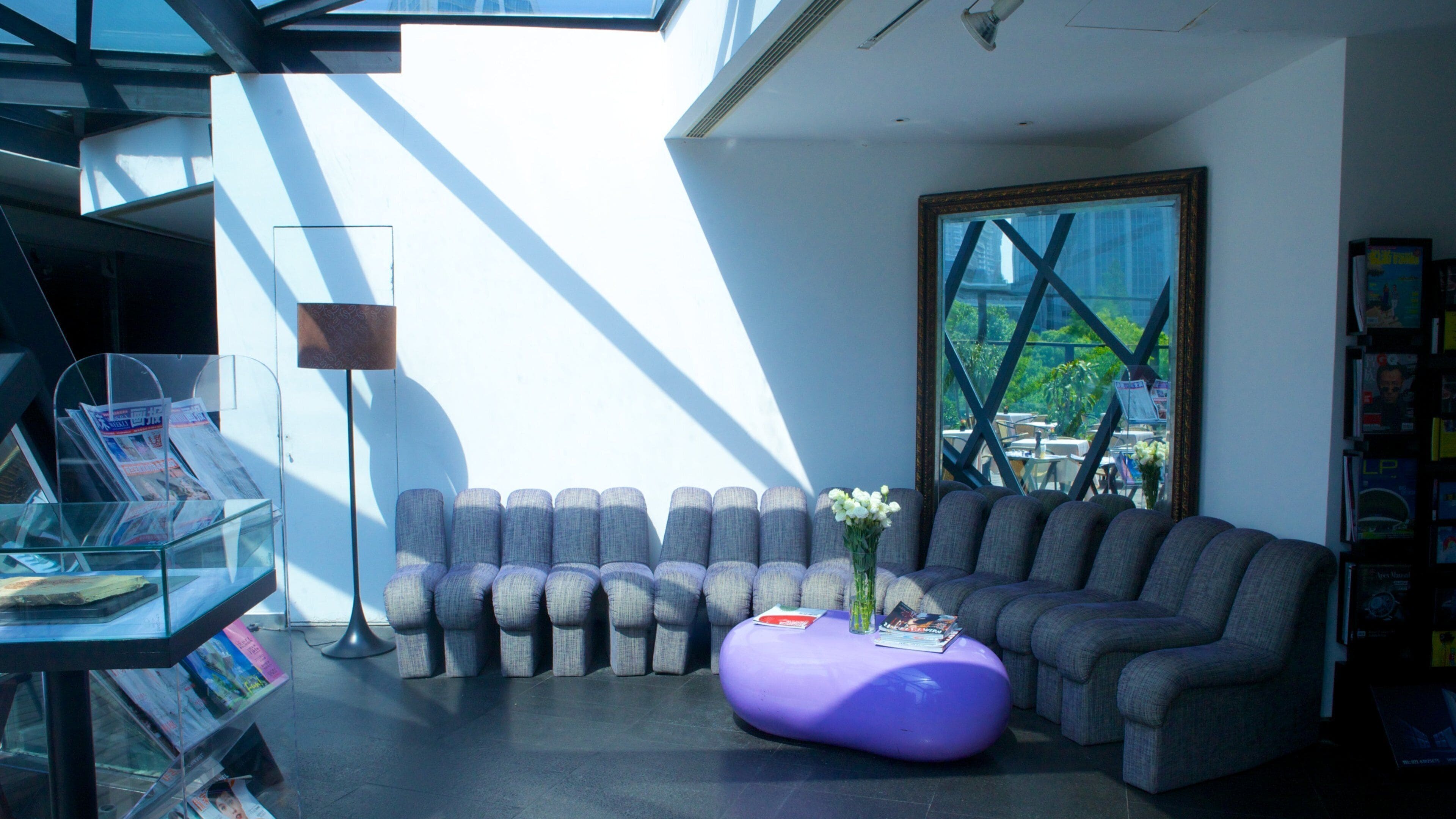 Museo MOCA de Shanghái que incluye arte y vista interna