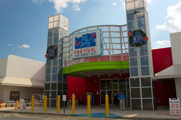 Festival Flea Market johon kuuluu ostokset ja markkinat