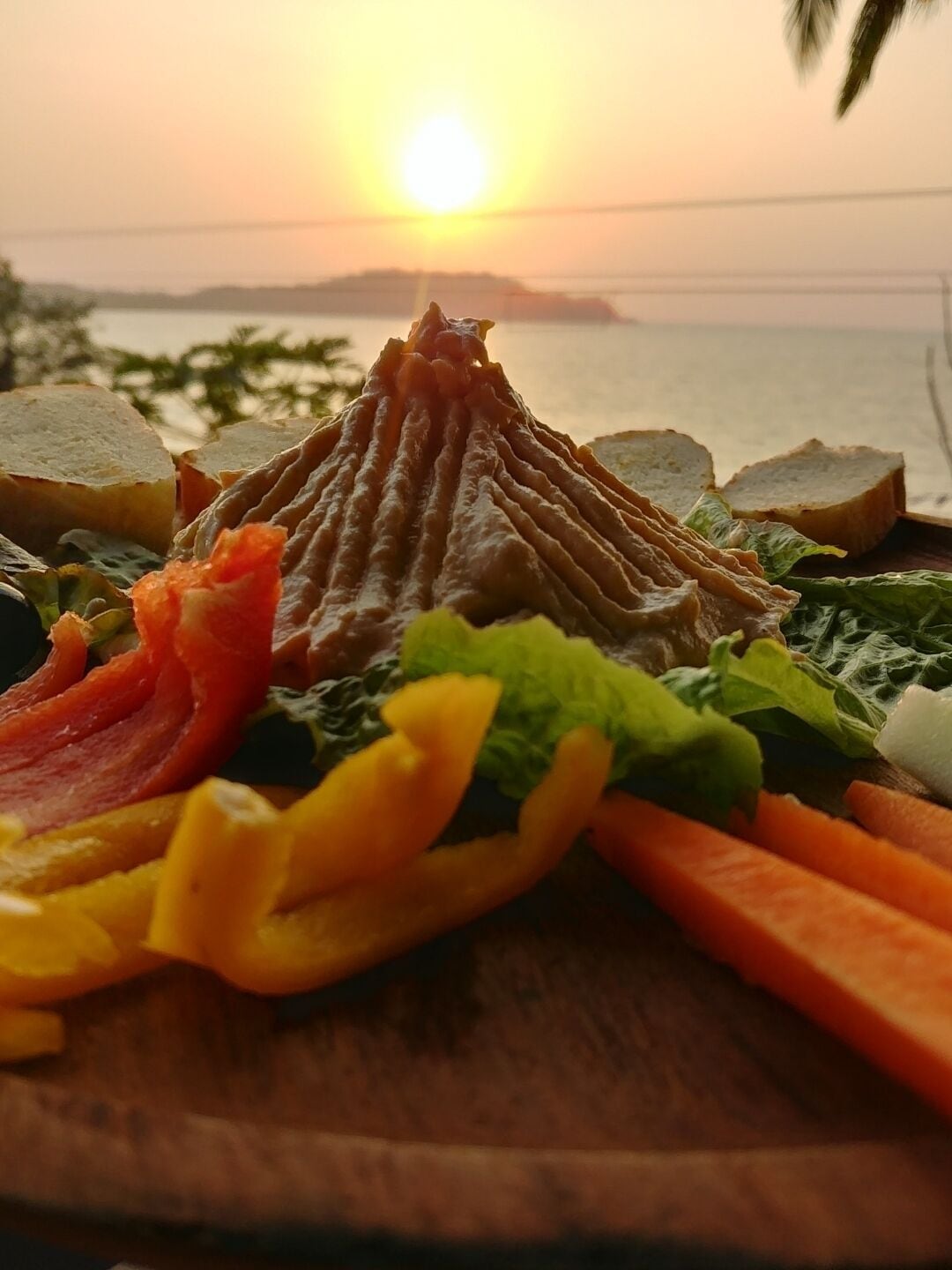 Sunset over a mountain of Hummus! Great food, chill vibes, beautifull views. Exploring the Siolim area of Goa was a pleasant surprise. So much to see and taste :)