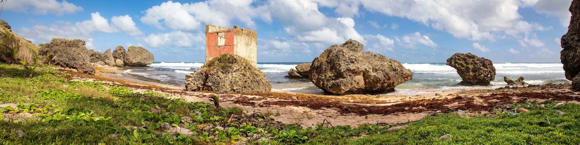 Barbados, an der Küste von Bathsheba Beach, Felsen am Strand und eine Ruine auf der karibischen Insel, Panorama.