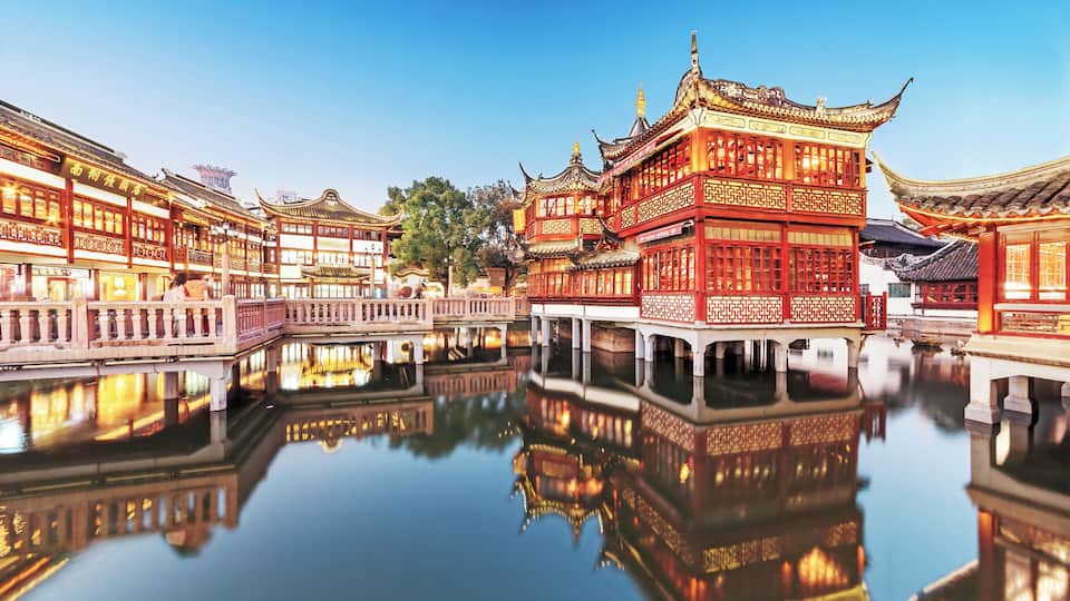 Yu Garden is a famous tourist attraction in Shanghai. Garden pavilions, towering rocks, Huguang Yan, known as "Qixiu Jiangnan" reputation.