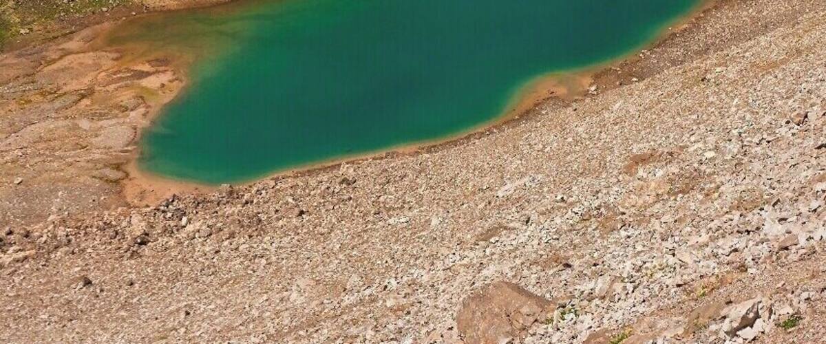 July 2015
Mittlerer Seewisee lake, Lechtal Alps
View of the emerald Mittlerer Seewisee lake (2.425 m altitude) above the white dot of Memminger Huette (2.242 m). In the background you can see the range of Saxer Spitze (2.690 m) and the green hill of Seekogel (2.412 m).