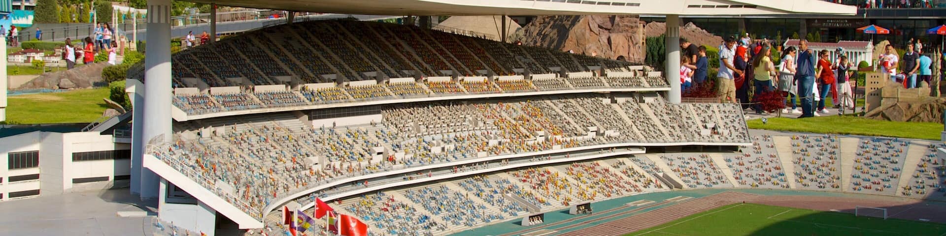 Miniaturk which includes outdoor art and a garden