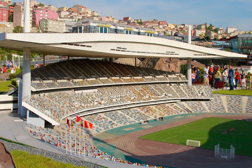 Ein großes Stadion mit mehreren Sitzreihen und einer Laufbahn.