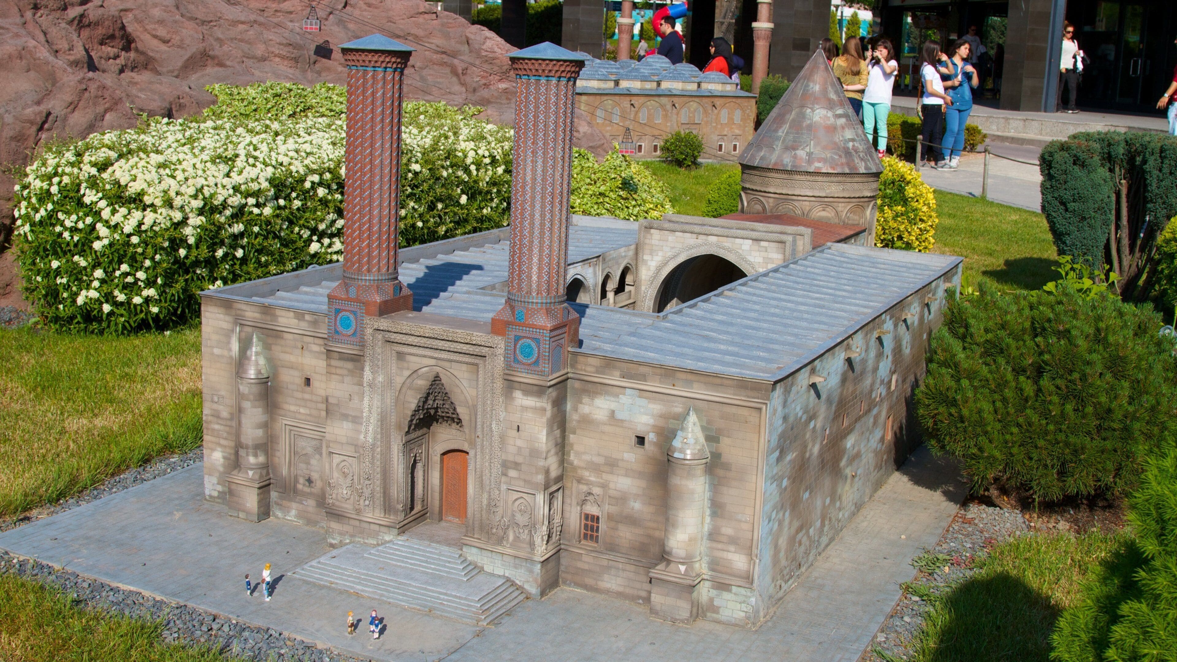 Miniatürk som inkluderer utendørs kunst og park