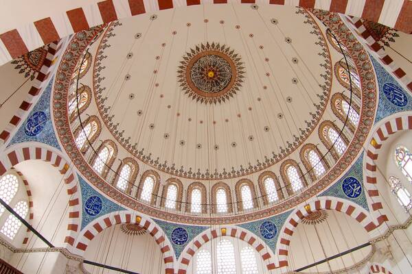 MosquĂ©e de RĂŒstem Pacha mettant en vedette aspects religieux, vues intĂ©rieures et mosquĂ©e