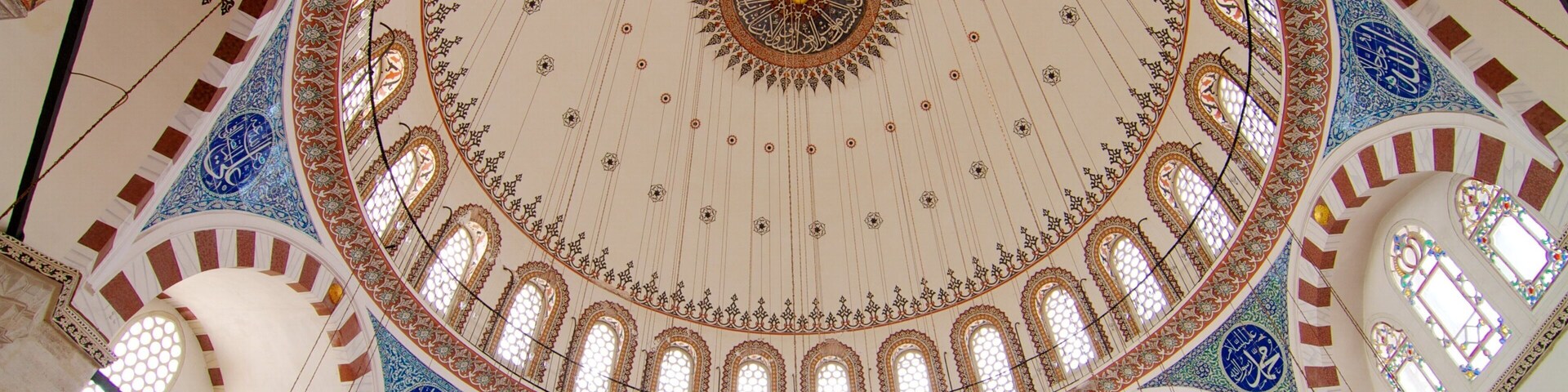 Mezquita de Rüstem Pasha que incluye elementos religiosos, vistas interiores y una mezquita