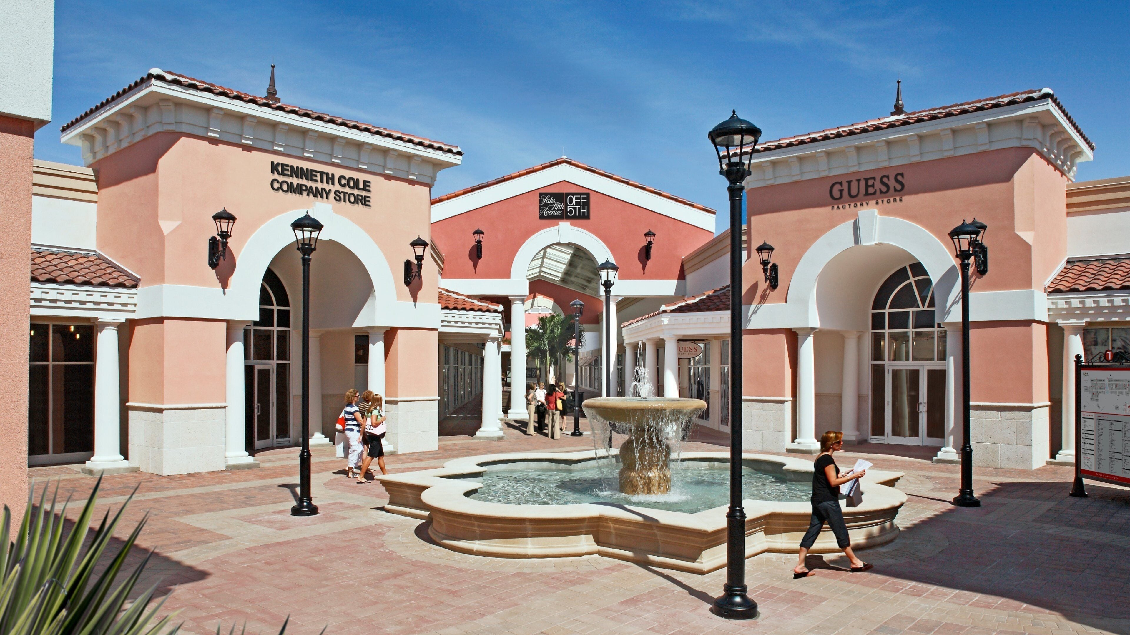 Orlando showing shopping, a square or plaza and a fountain