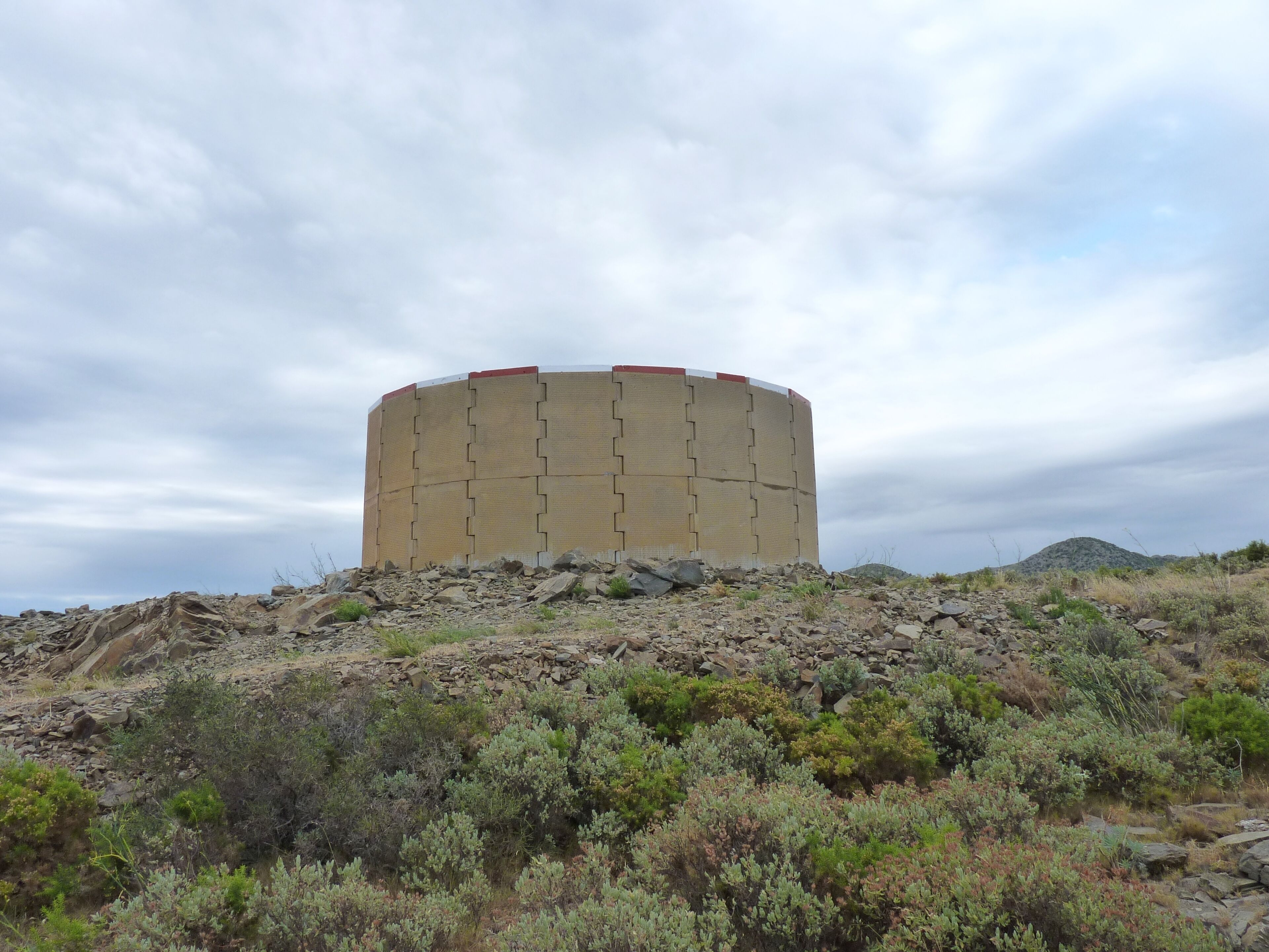 Réservoir au col des Belitres, Cerbère (Pyrénées-Orientales, Languedoc-Roussillon, France), Portbou (Haut-Ampurdan, Gérone, Catalogne, Espagne)