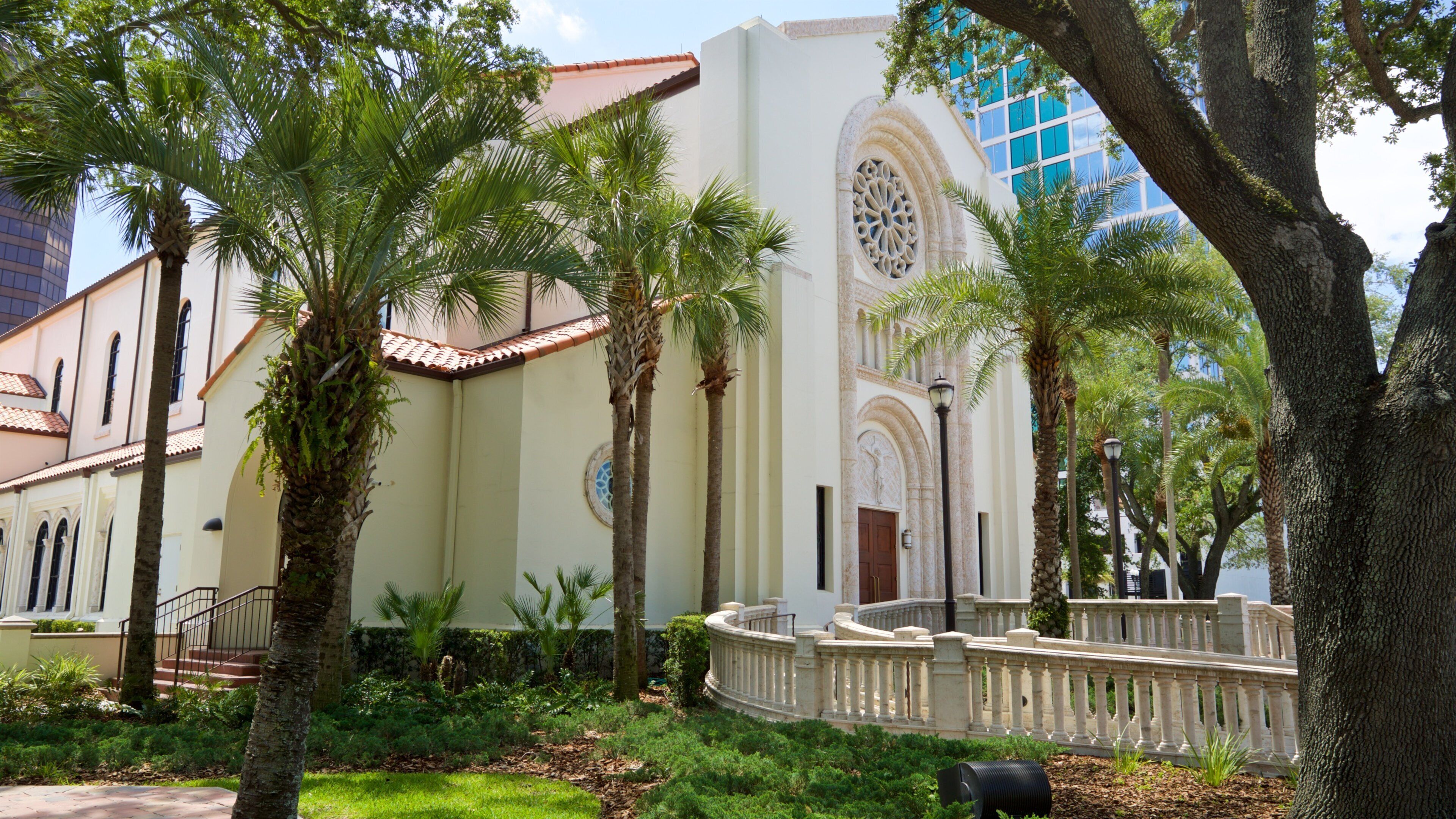 St. James Cathedral showing a church or cathedral