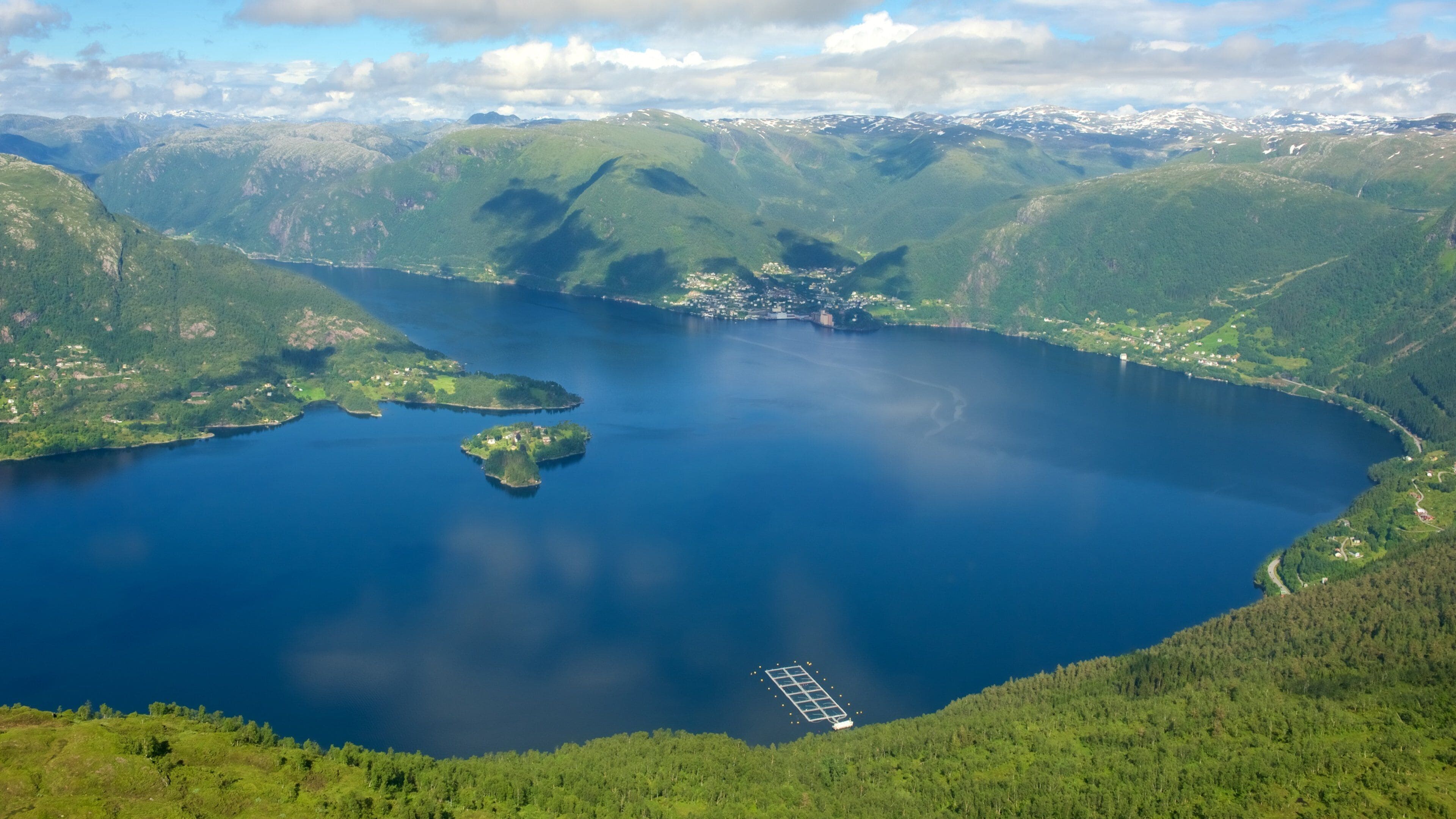 Bergen featuring a lake or waterhole, landscape views and mountains