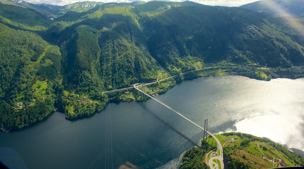 Bergen which includes a lake or waterhole, landscape views and mountains