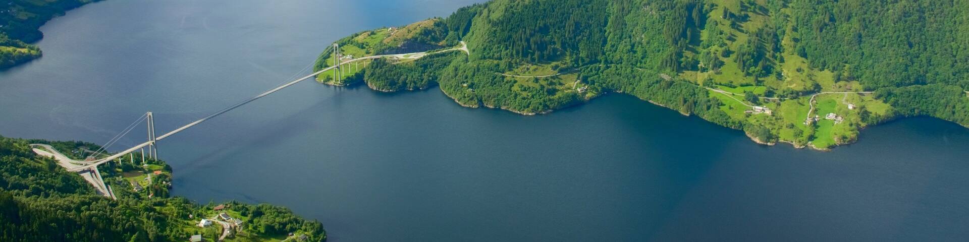 Bergen which includes a lake or waterhole, mountains and landscape views