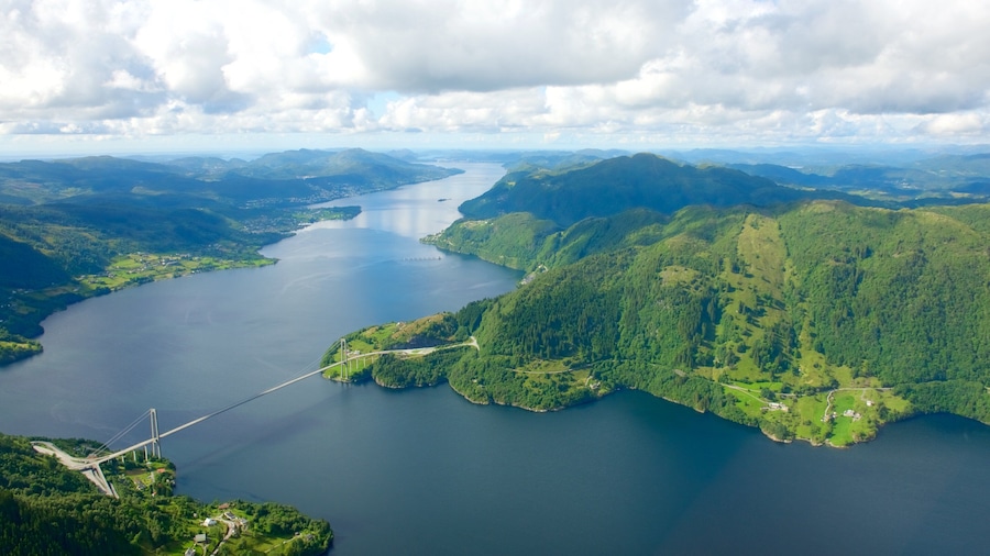 Bergen which includes a lake or waterhole, mountains and landscape views