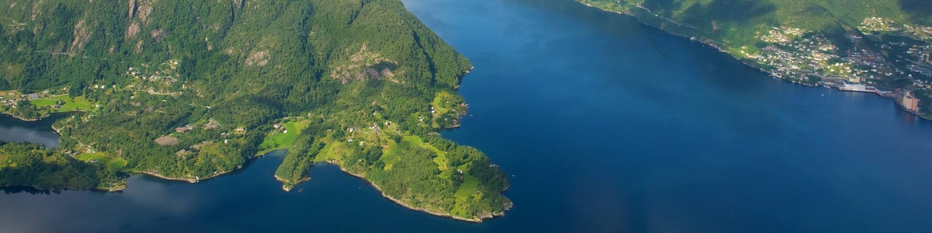 Bergen das einen Berge, Landschaften und See oder Wasserstelle