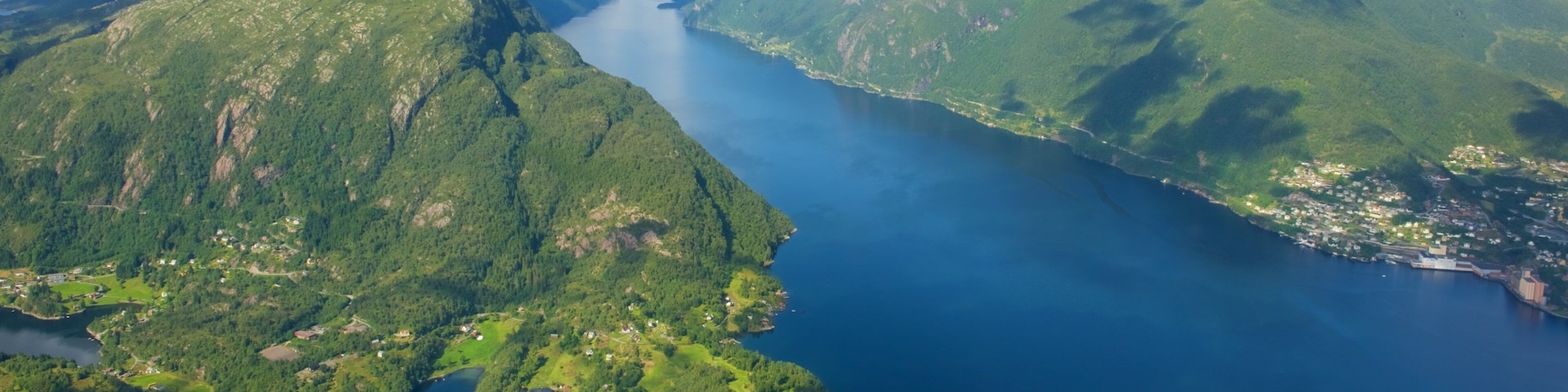 Bergen que inclui montanhas, um lago ou charco e paisagem
