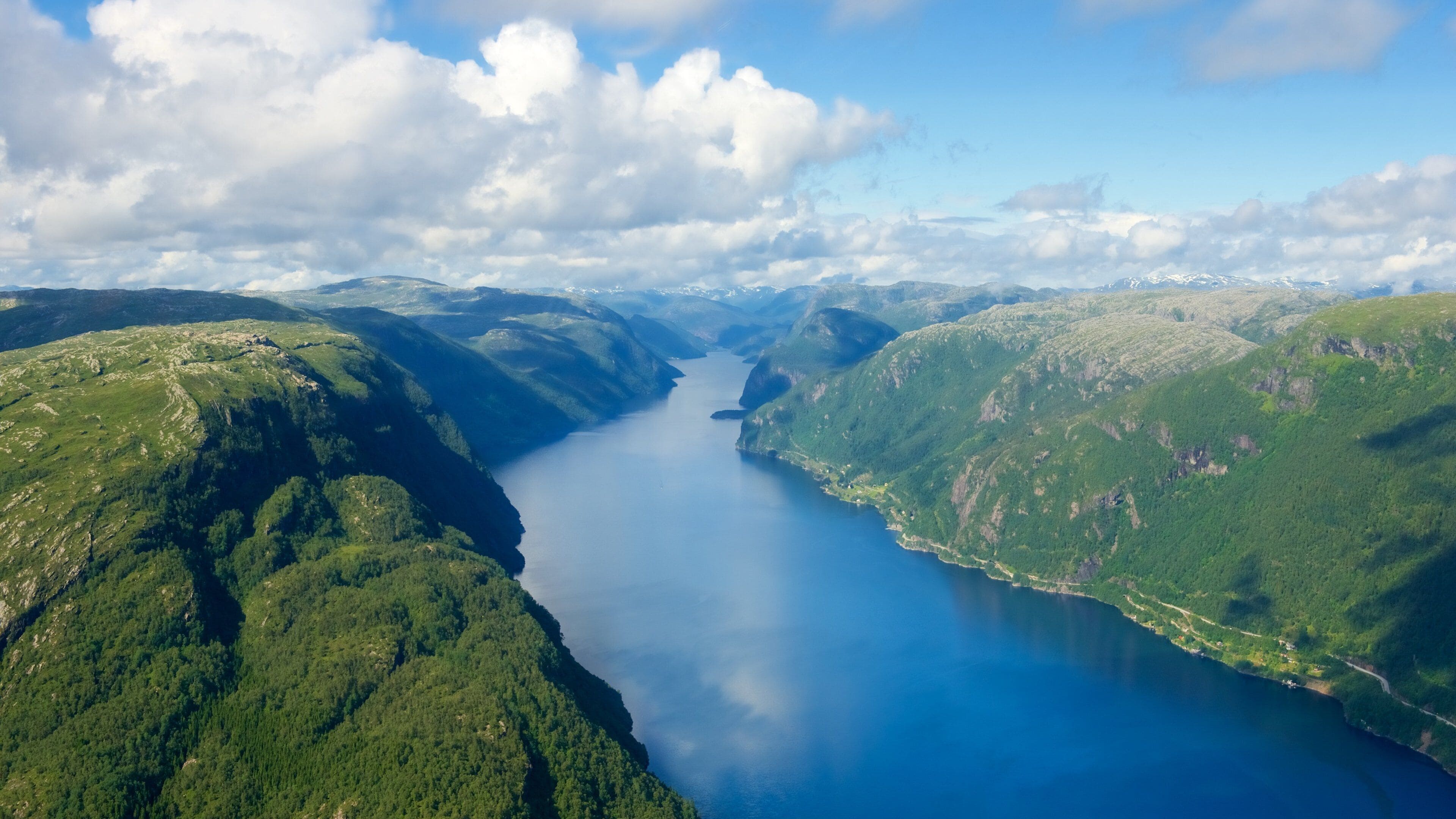 Bergen featuring a lake or waterhole, mountains and landscape views