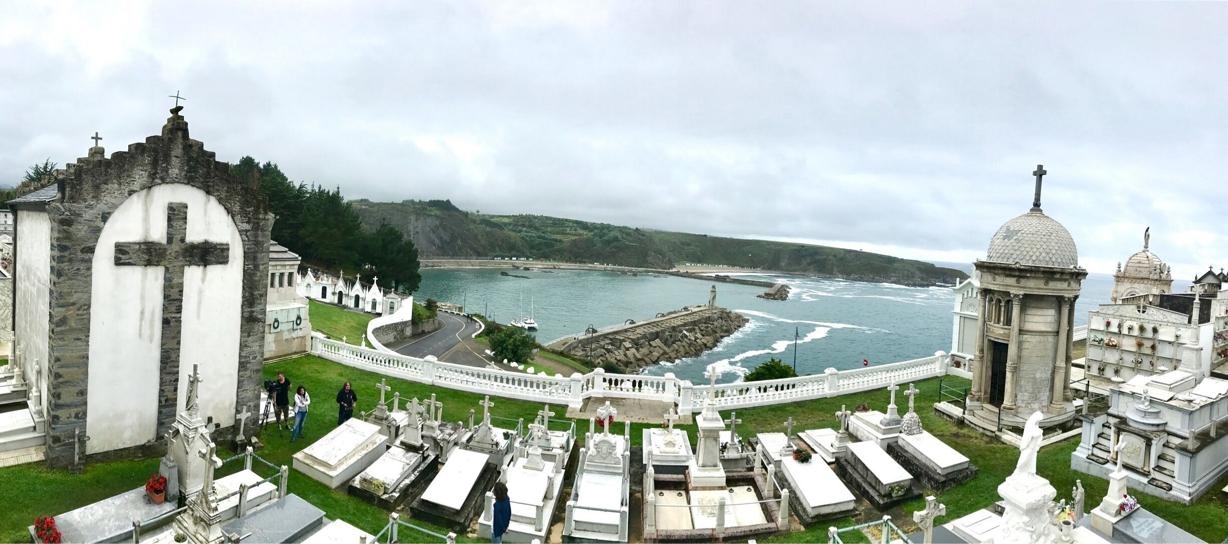 Recording a television program in Luarca cemetery (Cementeriu de L.luarca, in the Asturian language)