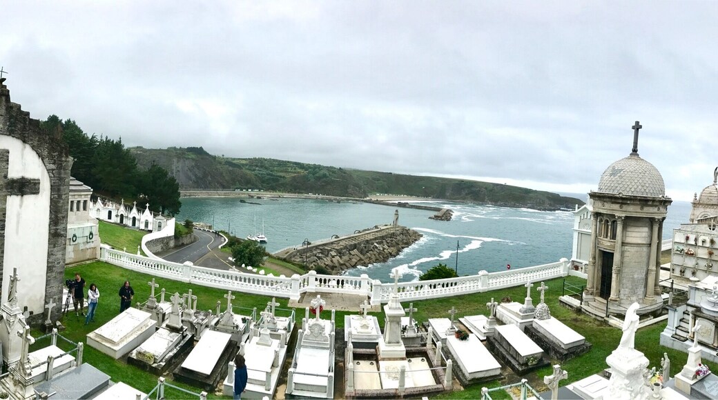 Recording a television program in Luarca cemetery (Cementeriu de L.luarca, in the Asturian language)