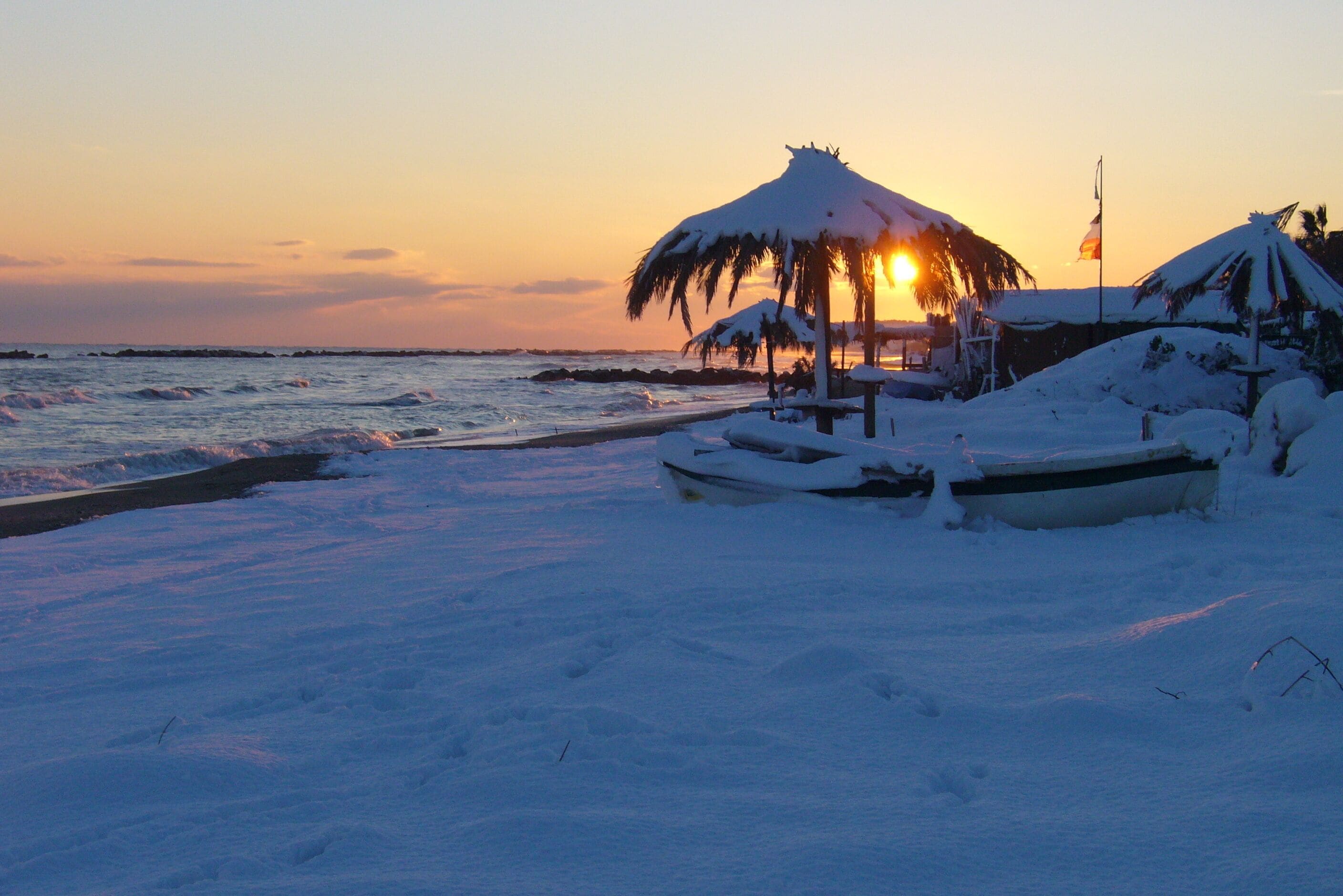 Spiaggia all'alba con la neve