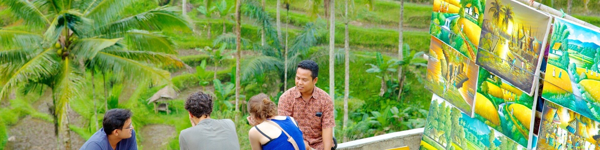 Bali mostrando escenas tropicales y arte al aire libre y también un pequeño grupo de personas