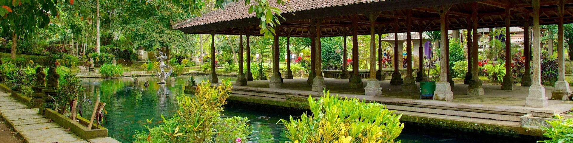 Templo de Gunung Kawi mostrando elementos religiosos, um lago e um templo ou local de adoração