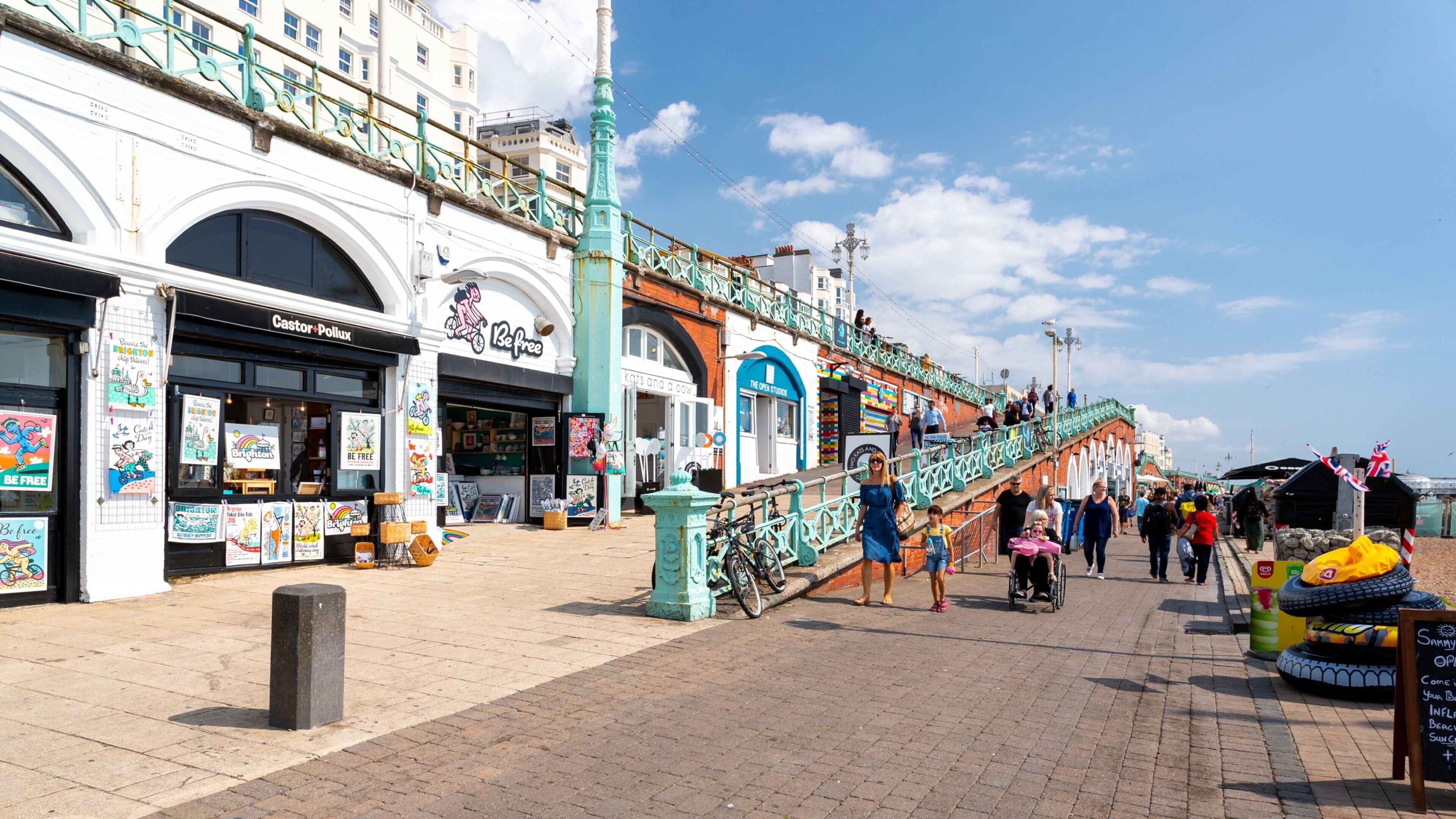 Kings Road Arches showing a coastal town