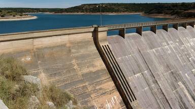 Pantano junto al Castillo de Peรฑarroya Argamasilla de Alba. Provincia de Ciudad Real. Castilla-La Mancha Espaรฑa